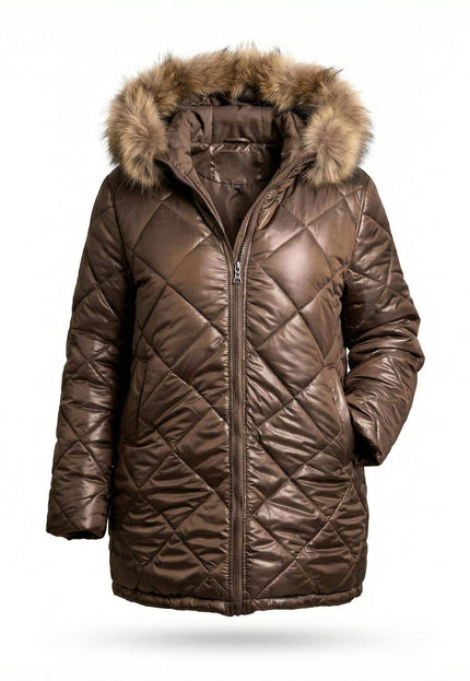 Кафяво зимно яке с диамантено капитониране и качулка с естествен косъм от сребърна лисица, преден изглед на бял фон.