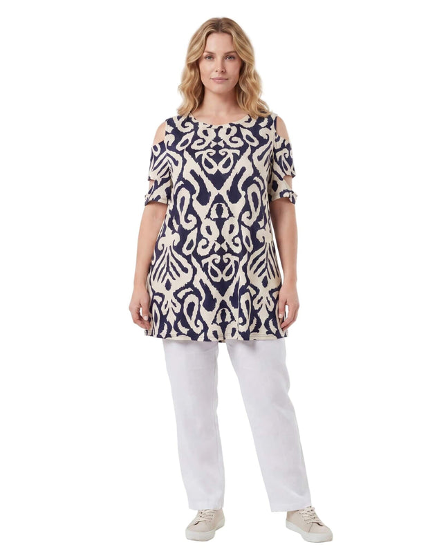 Бежова лятна туника с отворени рамене големи размери, модел с ефектни къси ръкави, снимана в цял ръст отпред на бял фон.