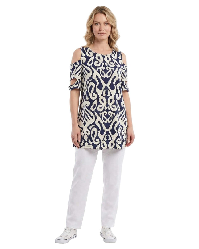 Дамска бежова лятна туника големи размери с тъмносин десен и ефектни отворени рамене, представена от модел в цял ръст.