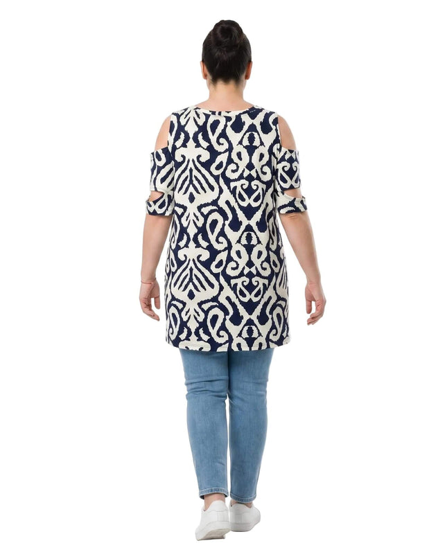 Стилна дамска лятна туника големи размери с отворени рамене и атрактивен принт, снимана отзад на бял фон в цял ръст.