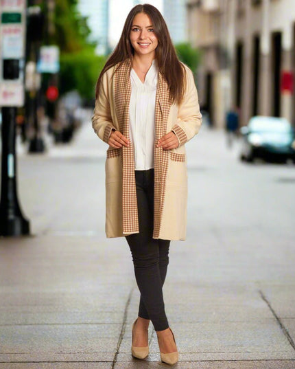 Бежова жилетка без закопчаване с джобове и каре детайли - Maxi Market