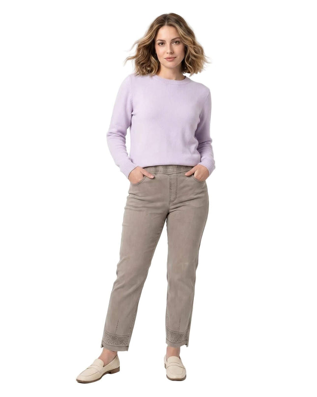 Бежови дамски дънки с права кройка и декоративни елементи на крачолите, показани в цял ръст върху модел на бял фон.