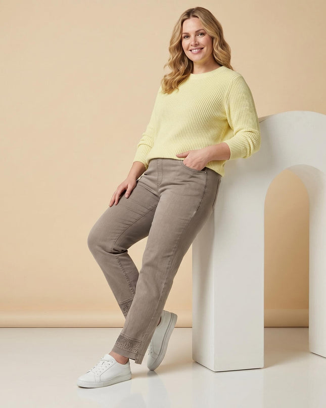 Бежови дамски дънки големи размери с права кройка и декоративни елементи в долната част на крачолите, представени в цял ръст.