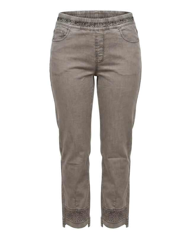 Бежови дамски дънки големи размери с права кройка, ластик в талията и декорация на крачолите, плосък кадър на бял фон.