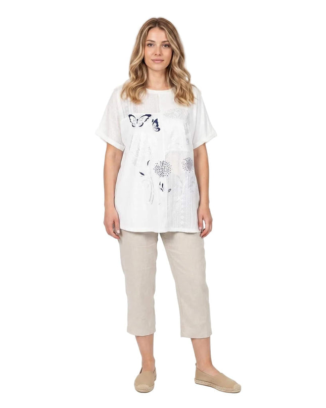 Бяла лятна памучна туника големи размери с флорална апликация, пеперуди и ефектна дантела, представена в цял ръст.