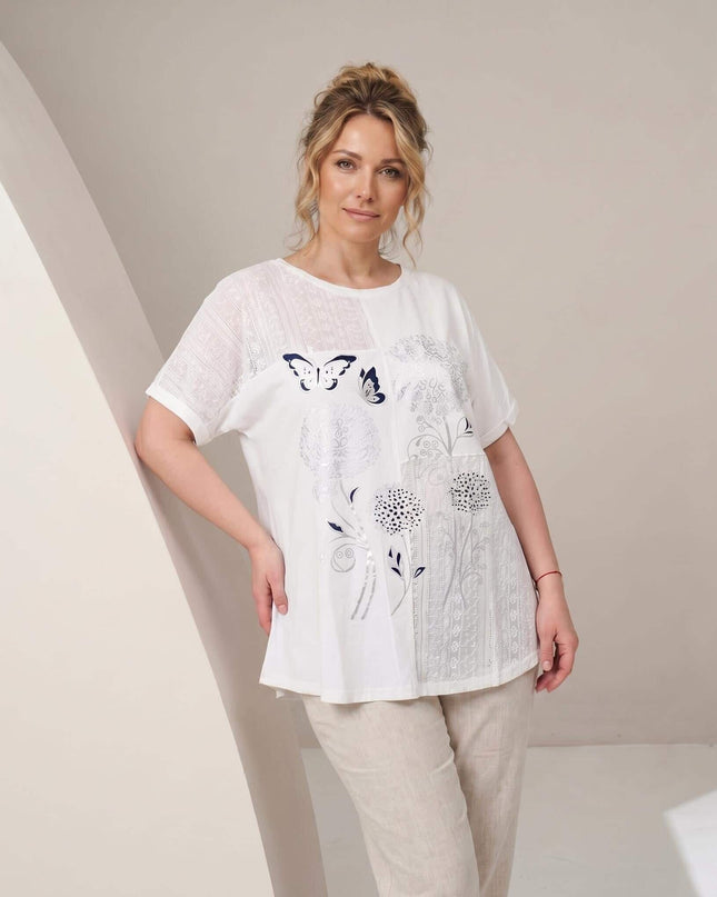 Бяла лятна памучна туника със свободна кройка, флорална апликация с пеперуди и нежна дантела, снимана отпред.
