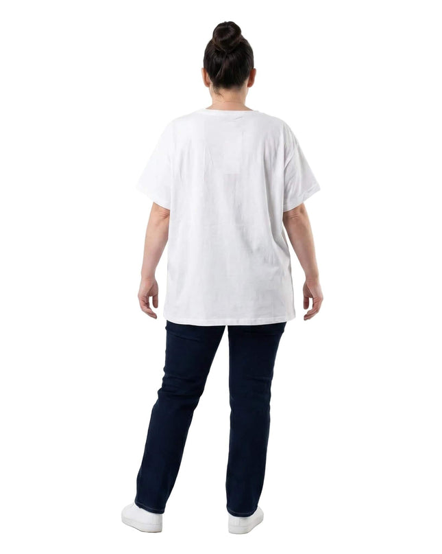 Бяла лятна туника големи размери с флорална апликация, изглед отзад, с широк къс ръкав, заснета в цял ръст на бял фон.