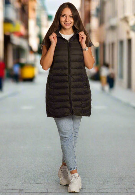 Черен елек с качулка и джобове в големи размери - Maxi Market