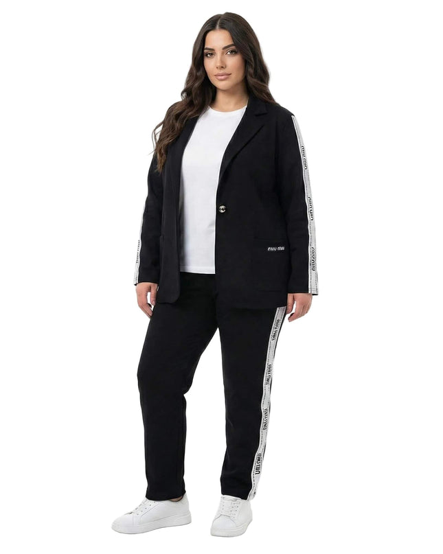 Черен ежедневен дамски комплект големи размери от сако и панталон с бели декоративни ленти по страните, заснет в цял ръст.