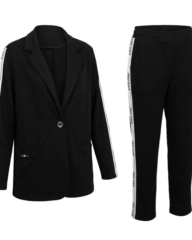 Черен ежедневен дамски комплект големи размери, състоящ се от сако и панталон с бели кантове с надпис, разположени на бял фон.