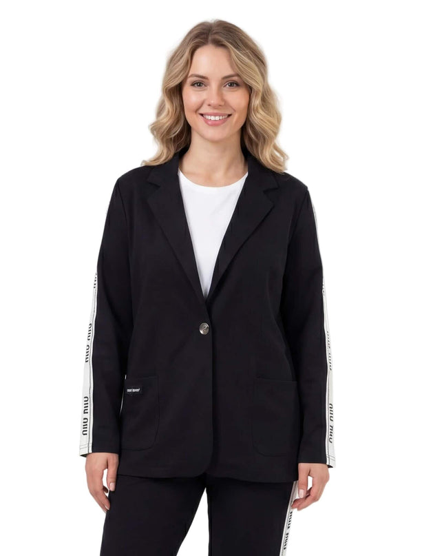 Черен дамски комплект големи размери със сако с бели кантове на ръкавите и закопчаване с едно копче, заснет отпред върху модел.