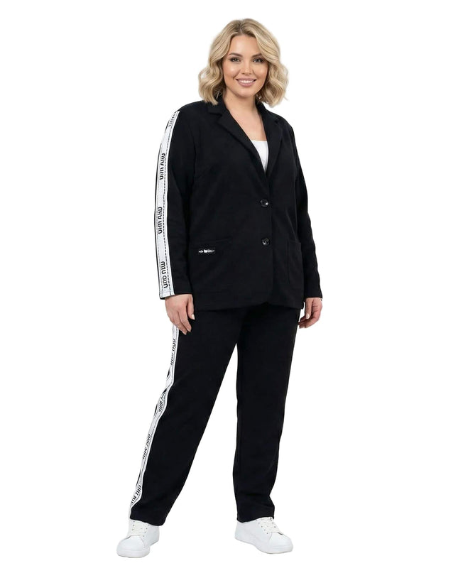 Черен ежедневен дамски комплект от сако и панталон големи размери, декориран с бели ленти с надписи по страничните ръбове, представен в цял ръст.