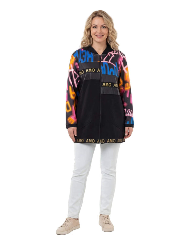 Дамски черен макси жакет с качулка и цветен графити принт, представен в цял ръст отпред на бял фон.