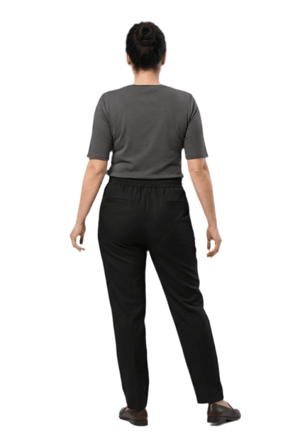 Елегантен черен дамски панталон с права кройка, сниман отзад върху модел. Кадърът показва детайлите на еластичната талия и оформените задни джобове.