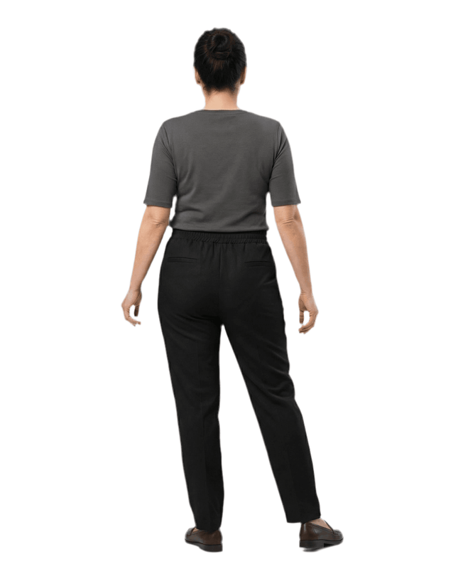 Елегантен черен дамски панталон с права кройка, сниман отзад върху модел. Кадърът показва детайлите на еластичната талия и оформените задни джобове.