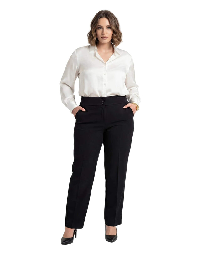 Черен официален дамски панталон с висока талия, ръб и копчета, представен върху модел в цял ръст с ръце в джобовете.