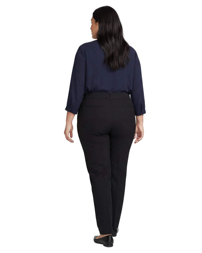 Черен официален дамски панталон с ръб, изглед отзад върху модел, подчертаващ правата кройка и задните джобове за стилна визия.
