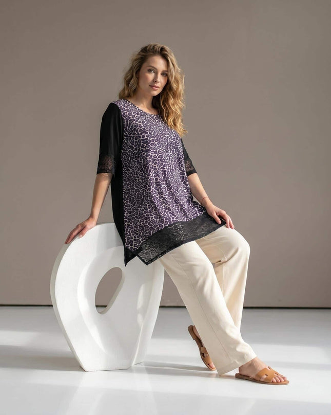 Елегантна черна лятна макси туника с ефектен десен и мрежести детайли по ръкавите и подгъва, представена в цял ръст.