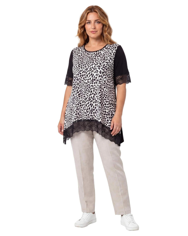 Черна лятна макси туника с черно-бял десен и елементи от мрежа по ръкавите и подгъва, представена в цял ръст на бял фон.