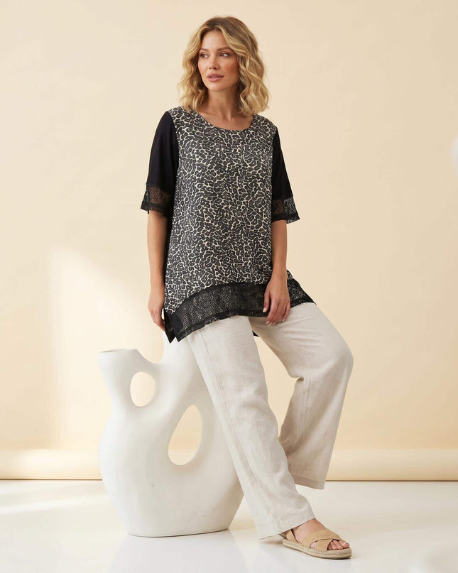 Черна лятна макси туника с черно-бял принт отпред и детайли от мрежа, представена в кадър в цял ръст.