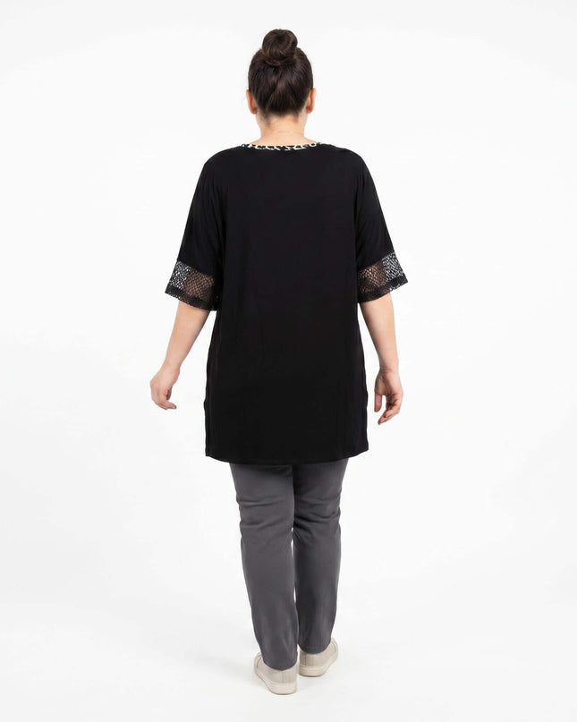 Черна лятна макси туника от памук с мрежести детайли по ръкавите - изглед отзад в цял ръст на бял фон.