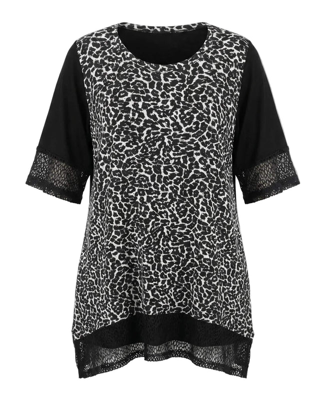 Лятна макси туника с черно-бял животински принт и черни мрежести детайли по ръкавите и подгъва. Плосък кадър на бял фон.