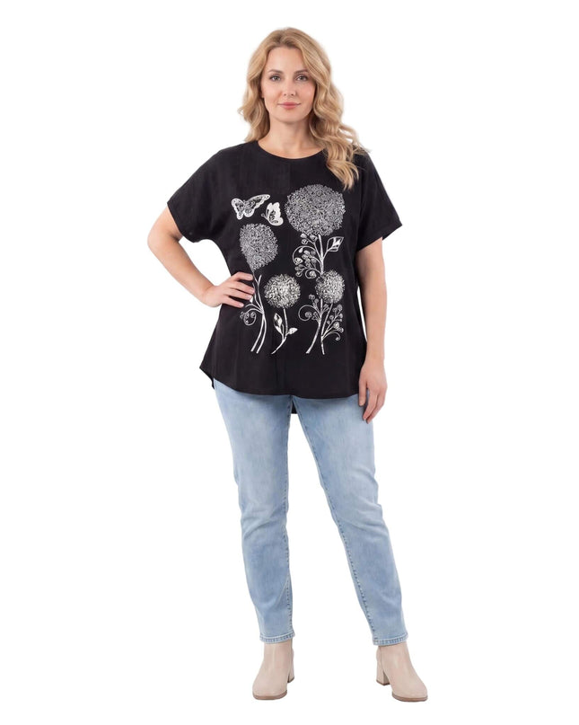 Черна лятна макси туника със сребриста флорална апликация и къси ръкави, заснета в цял ръст върху модел на бял фон.