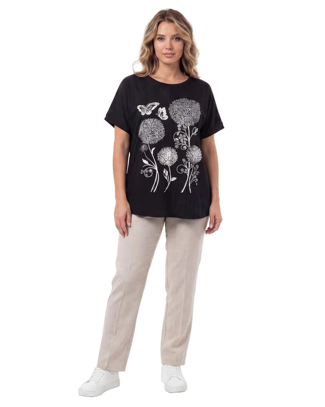 Черна лятна макси туника със сребриста апликация на цветя и къси ръкави, представена върху модел в цял ръст.