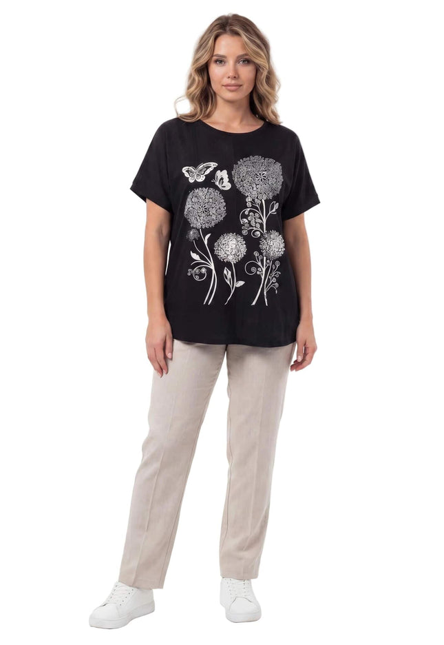 Черна лятна макси туника със сребриста апликация на цветя и къси ръкави, представена върху модел в цял ръст.