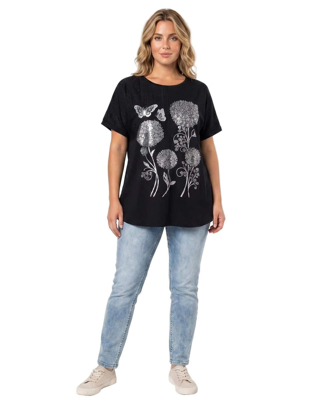 Черна лятна макси туника с ефектна сребриста апликация на цветя и паднало рамо, заснета в цял ръст на бял фон.