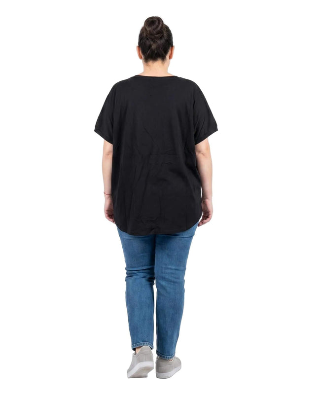 Черна лятна макси туника със свободни ръкави и изчистен гръб, представена отзад в цял ръст на бял фон.