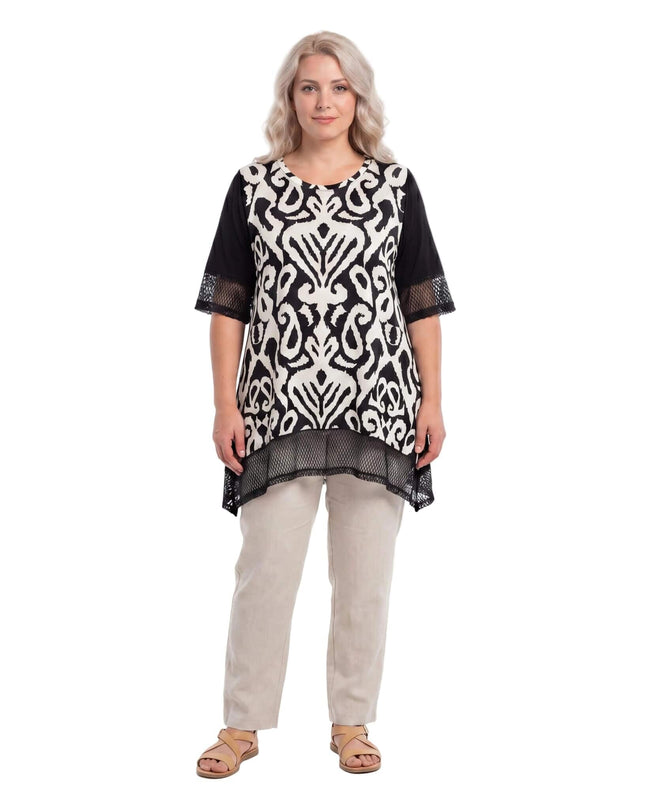 Черна лятна туника големи размери с ефектен абстрактен принт и мрежест кант, заснета отпред в цял ръст на бял фон.