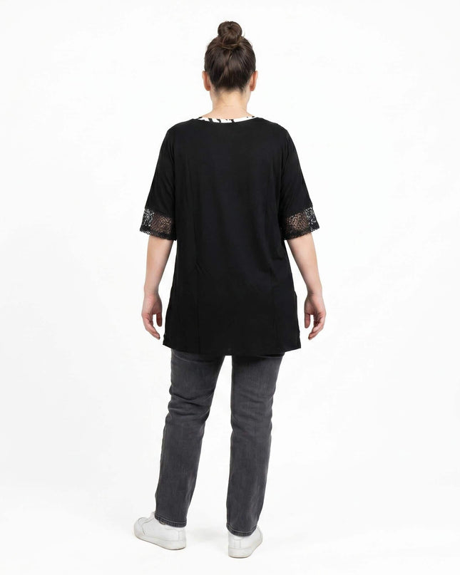 Изглед отзад на черна лятна туника големи размери на бял фон. Вижда се изчистеният дизайн на гърба и елегантните мрежести детайли по ръкавите.