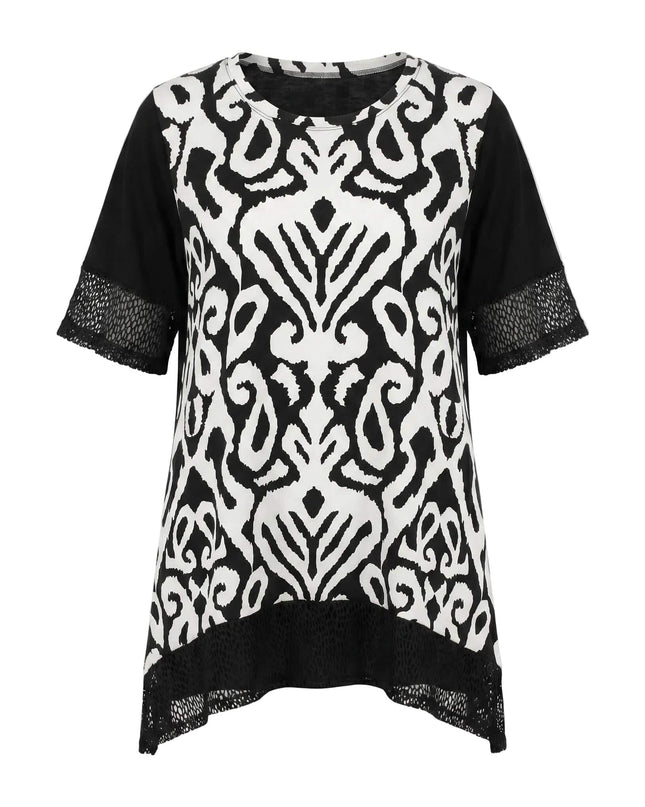 Черна лятна туника големи размери с ефектен черно-бял абстрактен принт и мрежести детайли. Плосък кадър на предната част на бял фон.