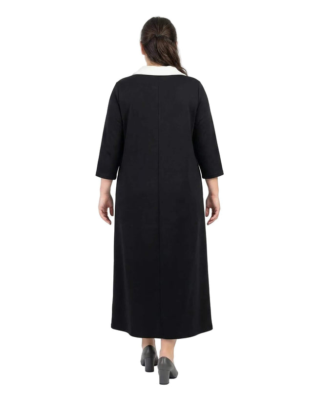 Изглед отзад на черна официална макси рокля големи размери с контрастна бяла яка и 7/8 ръкави.