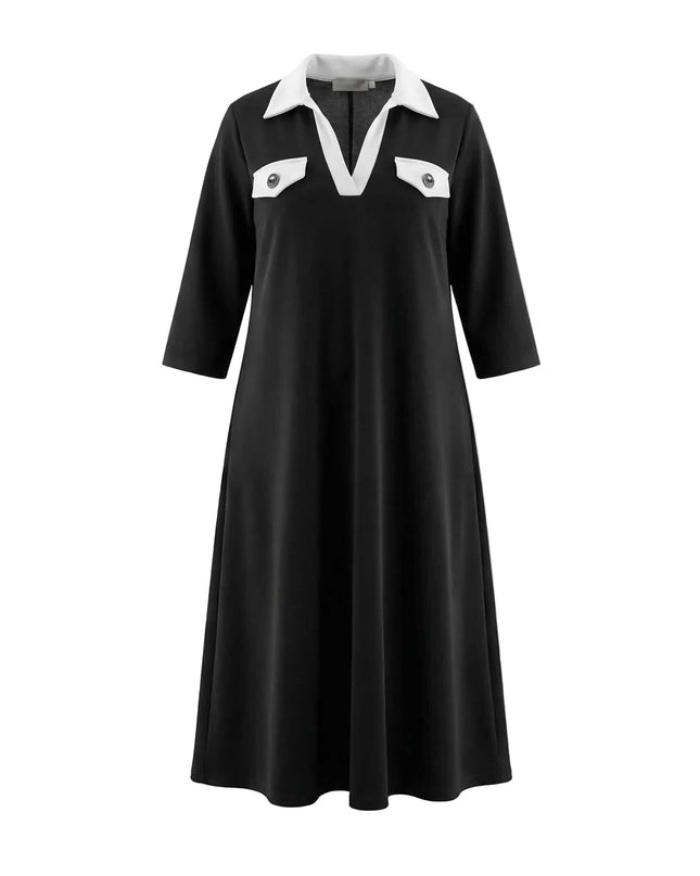 Черна официална макси рокля с разкроен силует и ефектна контрастна бяла яка, заснета на бял фон. Виждат се декоративни джобове с метални копчета.