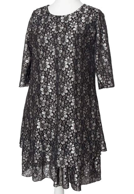 Черна официална разкроена рокля с изящна флорална дантела и тривърти ръкави, заснета отпред на бял фон.