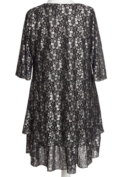 Елегантна черна официална рокля с флорална дантела и разкроена кройка, заснета в гръб върху манекен на бял фон.