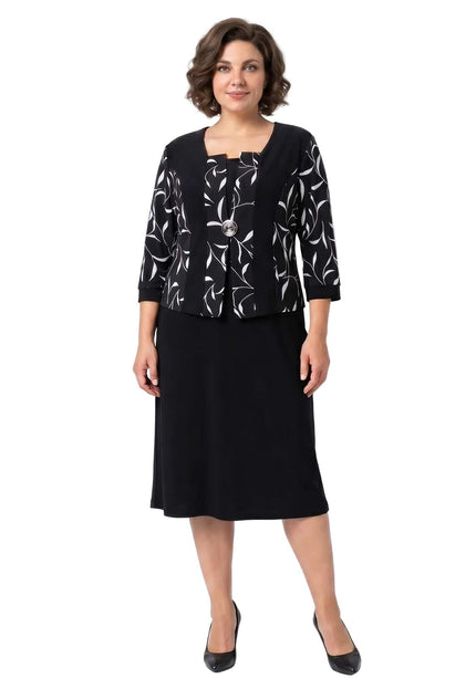 Черна официална рокля големи размери с ефектен листен мотив и брошка, изглед отпред в цял ръст на бял фон.