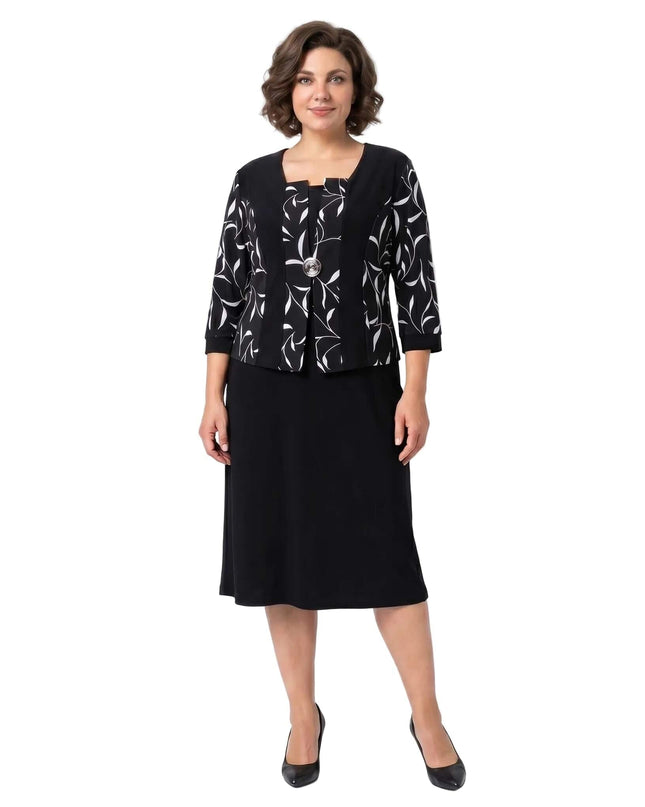 Черна официална рокля големи размери с ефектен листен мотив и брошка, изглед отпред в цял ръст на бял фон.