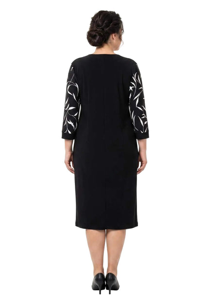 Черна официална рокля големи размери с бели флорални мотиви по ръкавите, изглед отзад в цял ръст на бял фон.