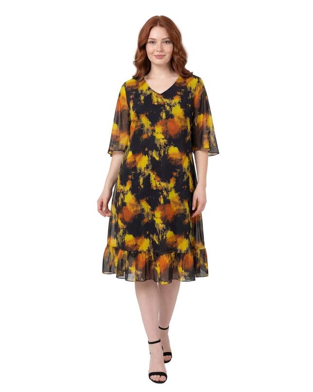 Черна официална шифонена рокля големи размери с абстрактен жълт принт и V-образно деколте, заснета в цял ръст на бял фон.