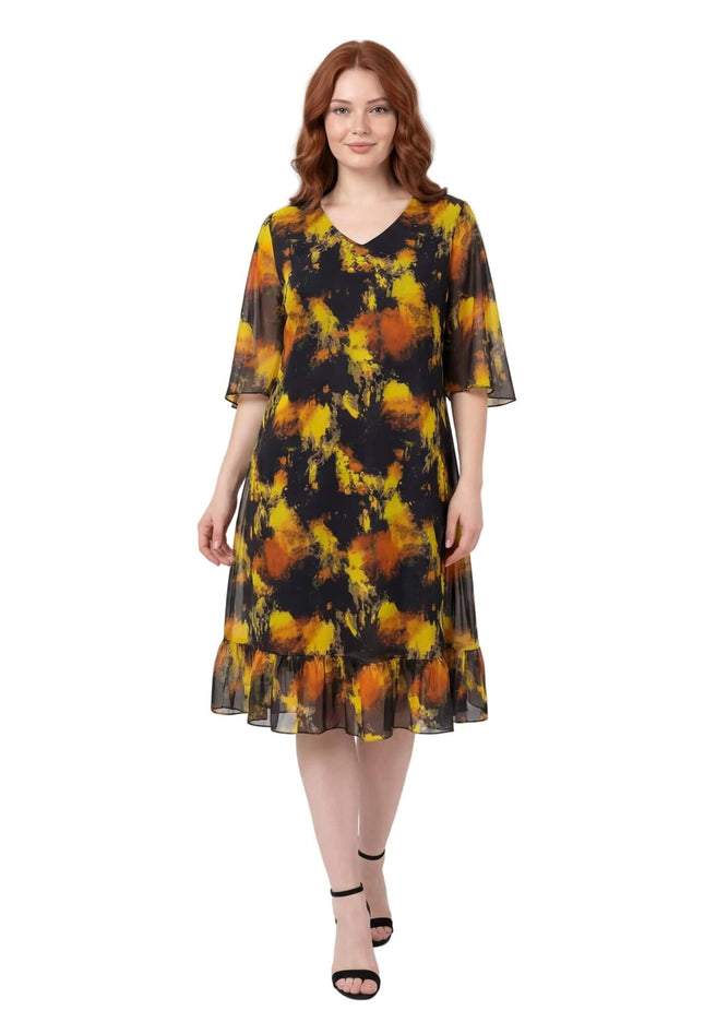 Черна официална шифонена рокля големи размери с абстрактен жълт принт и V-образно деколте, заснета в цял ръст на бял фон.
