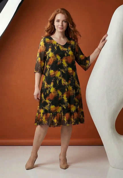 Черна официална шифонена рокля големи размери с абстрактен жълт принт и волан на подгъва, представена в цял ръст.