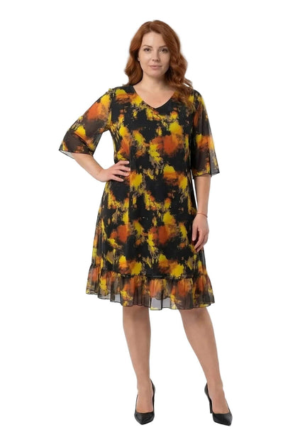 Черна официална шифонена рокля големи размери с жълто-оранжев абстрактен принт и V-образно деколте, представена в цял ръст.