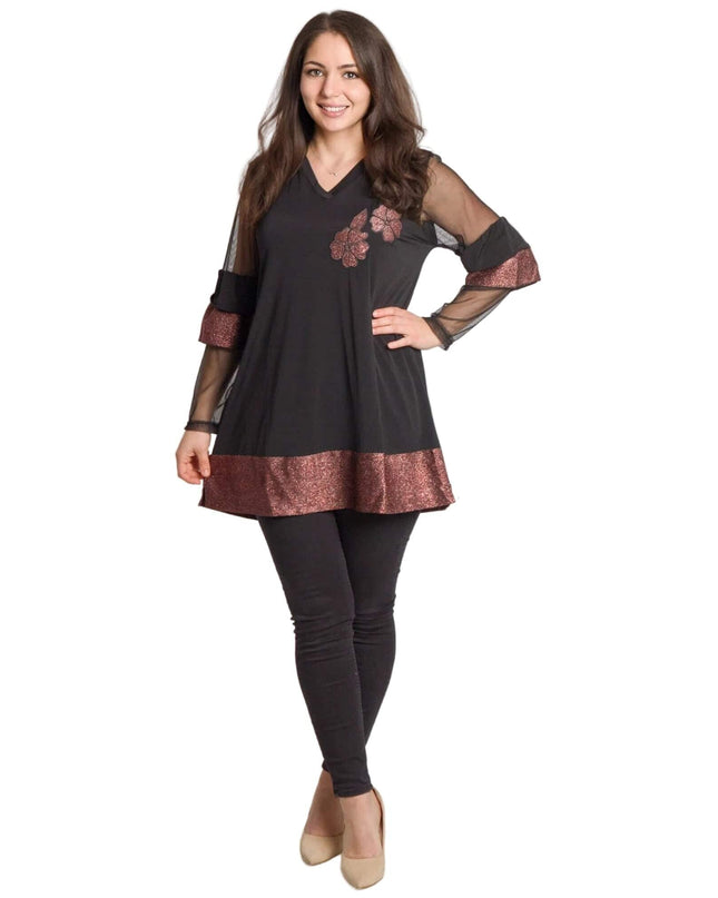 Черна официална туника с тюлени ръкави и блестящи декоративни цветя, представена в цял ръст върху модел.