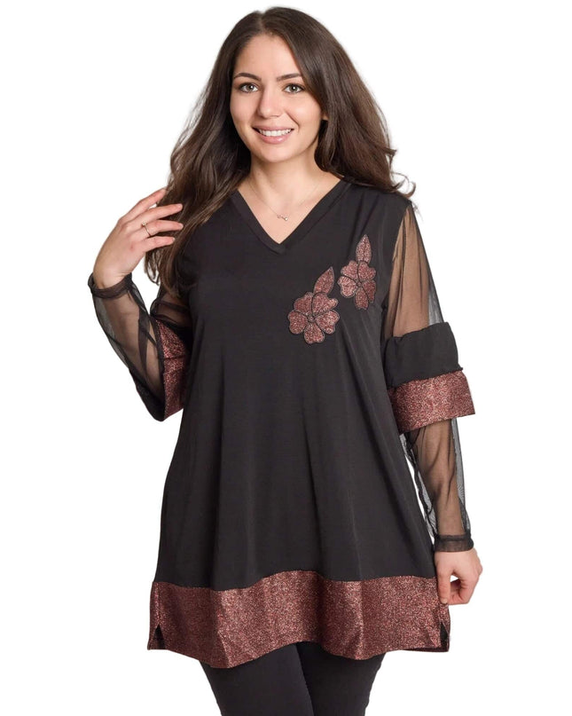 Черна разкроена туника с V-образно деколте, ефирни тюлени ръкави с блестящи маншети и декорация от цветя, показана върху модел отпред.