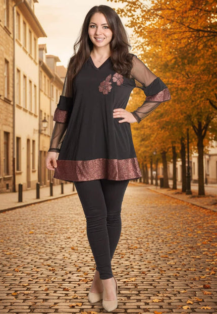 Елегантна черна туника с тюлени ръкави и блестящи цветя в бордо, представена върху модел в цял ръст.