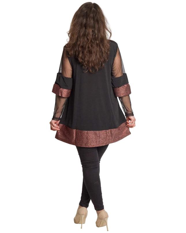 Черна официална туника с тюлени ръкави и блестящ бордюр в долната част, изглед отзад. Елегантен модел със свободна разкроена кройка на бял фон.