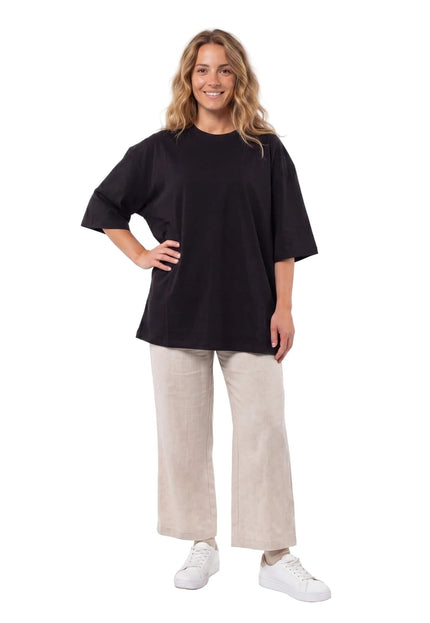 Черна памучна тениска големи размери със свободна кройка и обло деколте, заснета в цял ръст върху модел.